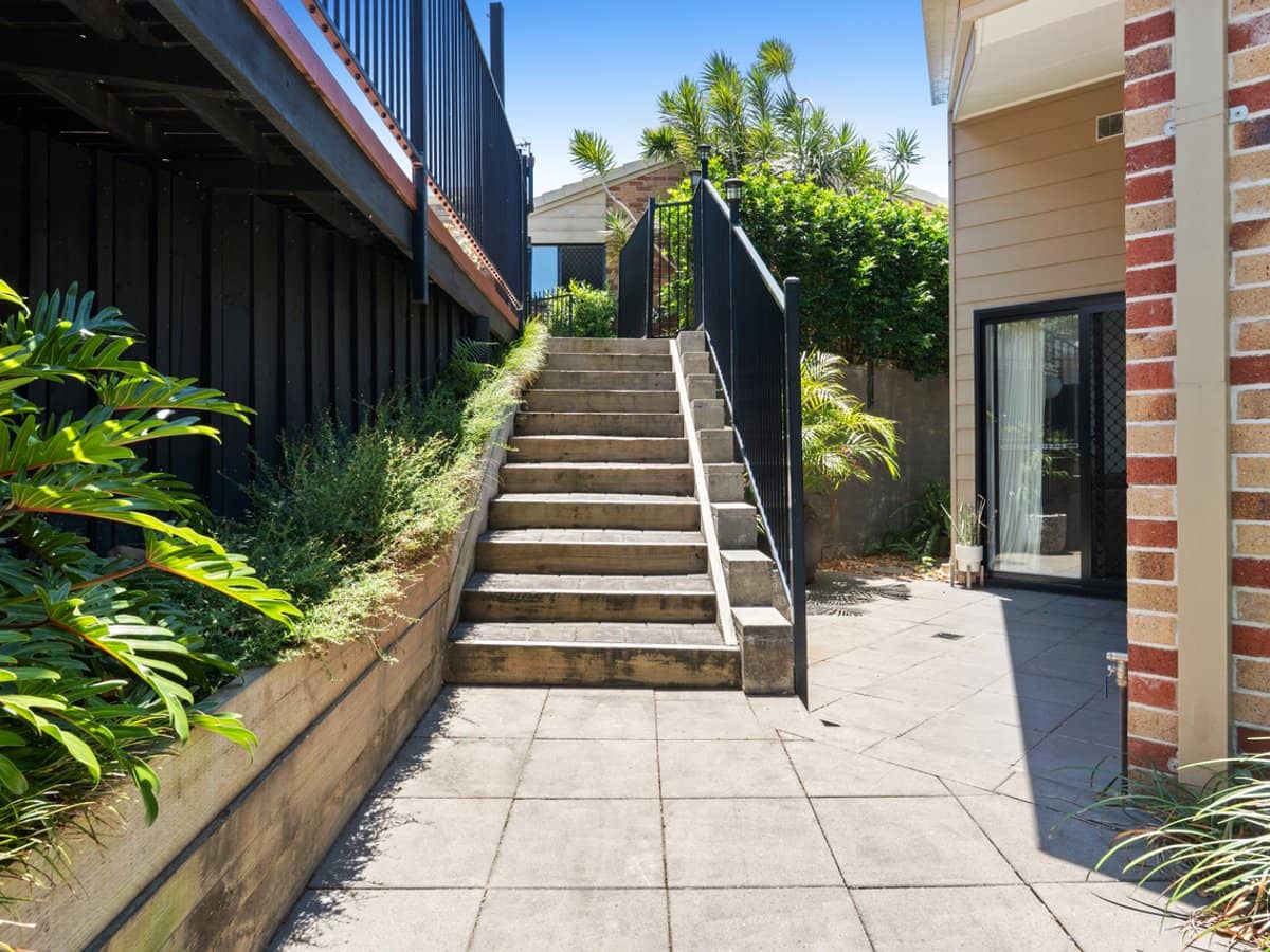 38 Beaconsfield Drive, BURLEIGH WATERS - Thumbnail 15