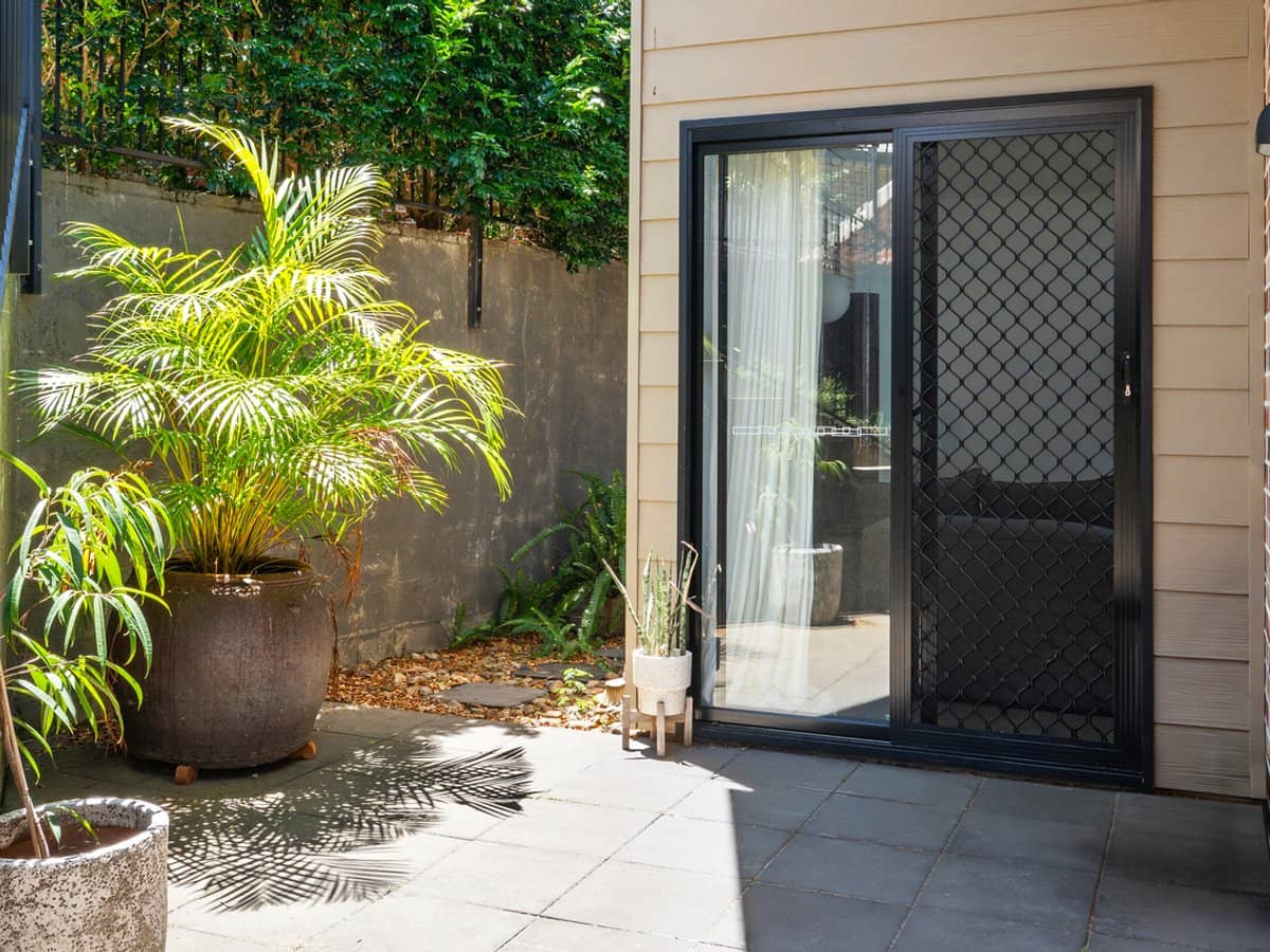 38 Beaconsfield Drive, BURLEIGH WATERS - Thumbnail 16