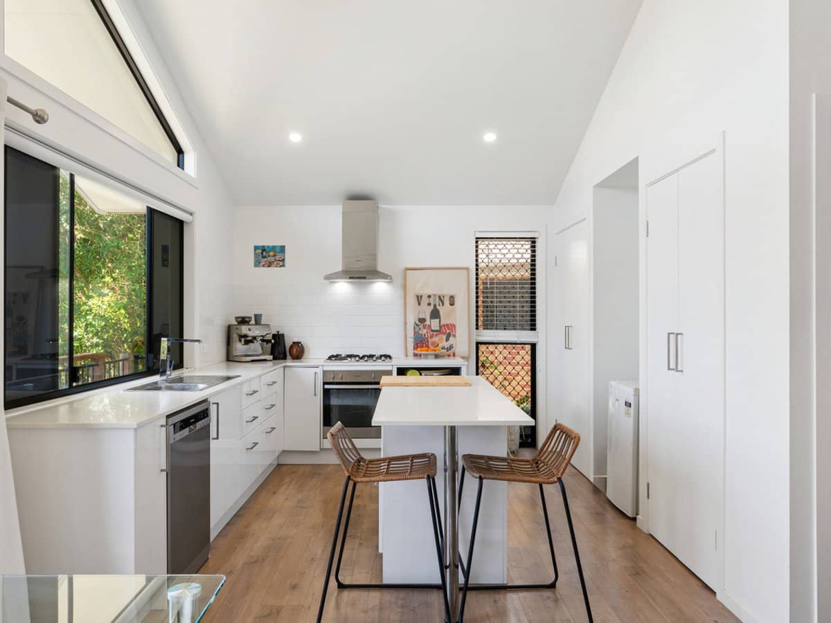 38 Beaconsfield Drive, BURLEIGH WATERS - Thumbnail 19