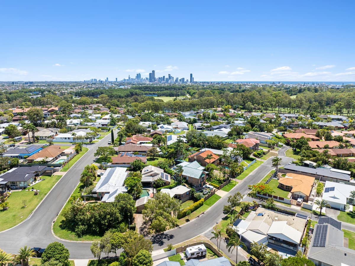 38 Beaconsfield Drive, BURLEIGH WATERS - Thumbnail 31