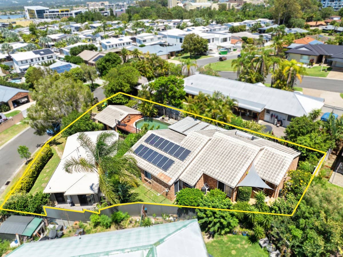 38 Beaconsfield Drive, BURLEIGH WATERS - Thumbnail 1