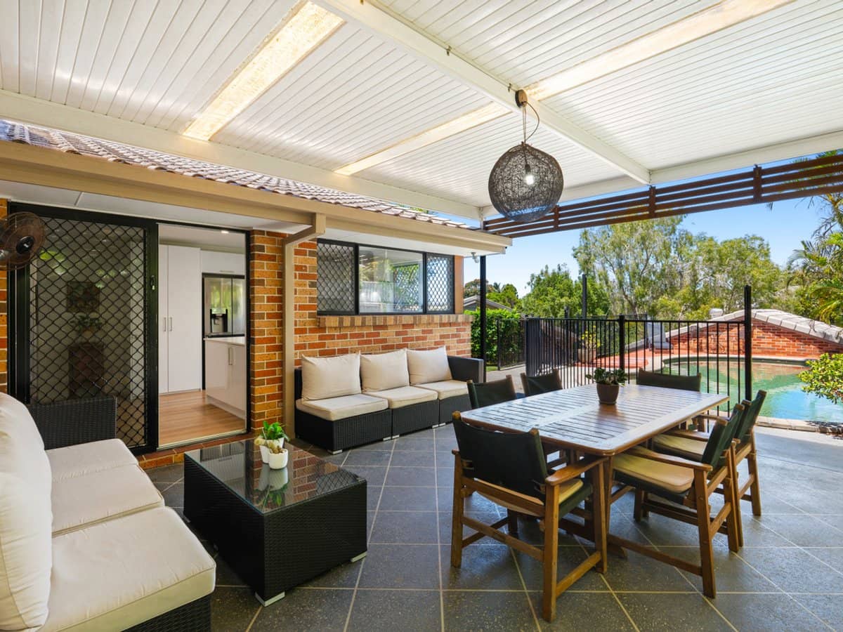 38 Beaconsfield Drive, BURLEIGH WATERS - Thumbnail 2