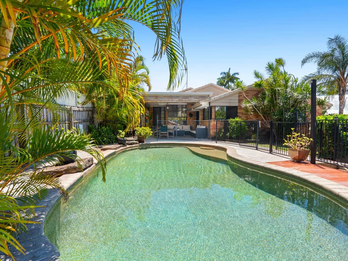 38 Beaconsfield Drive, BURLEIGH WATERS - Thumbnail 3