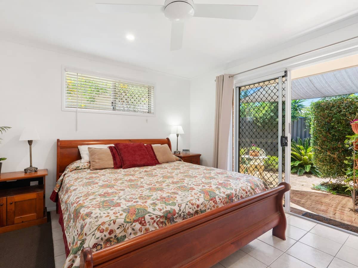 38 Beaconsfield Drive, BURLEIGH WATERS - Thumbnail 9