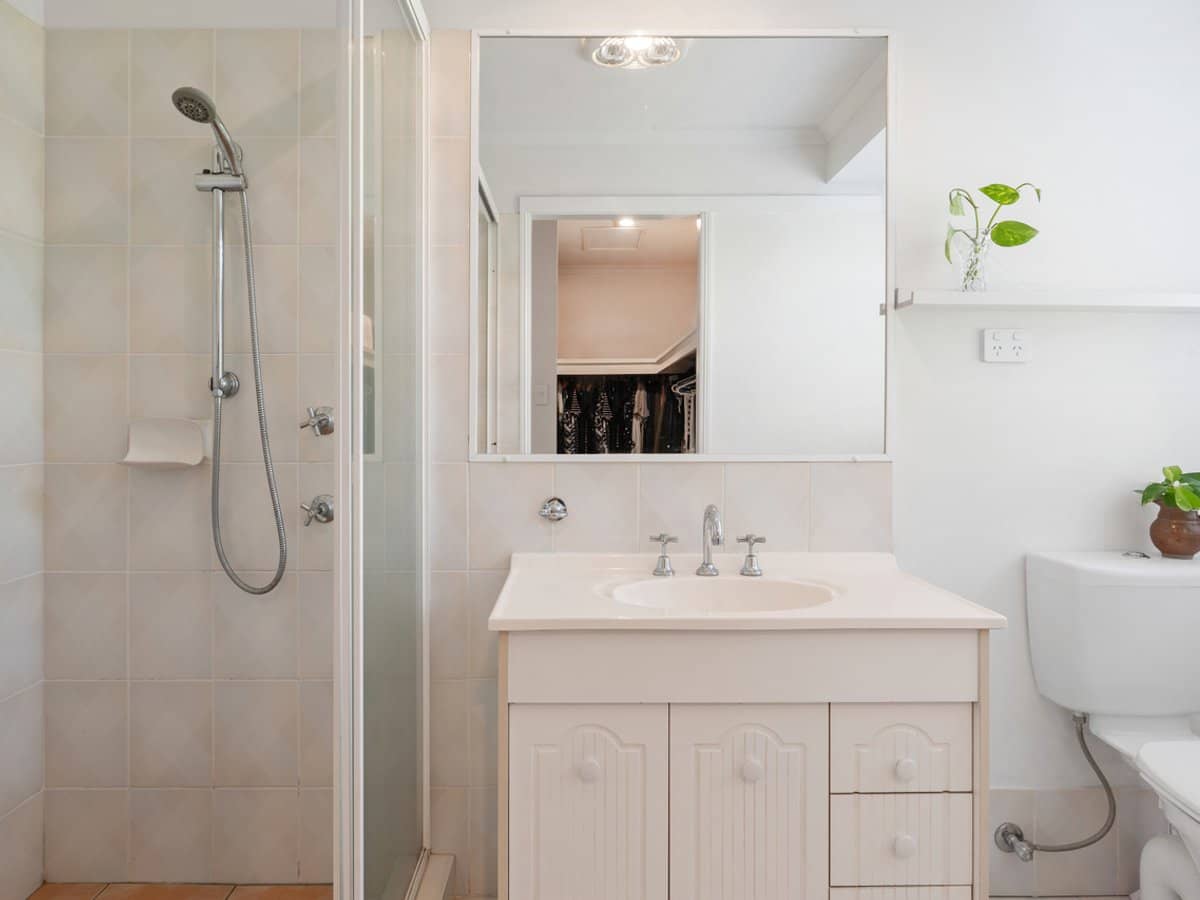 38 Beaconsfield Drive, BURLEIGH WATERS - Thumbnail 10