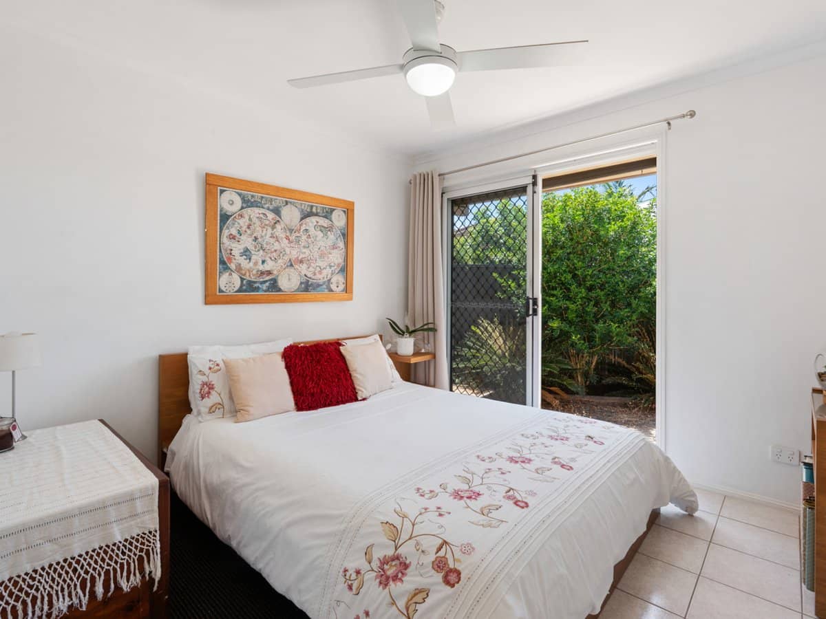 38 Beaconsfield Drive, BURLEIGH WATERS - Thumbnail 12