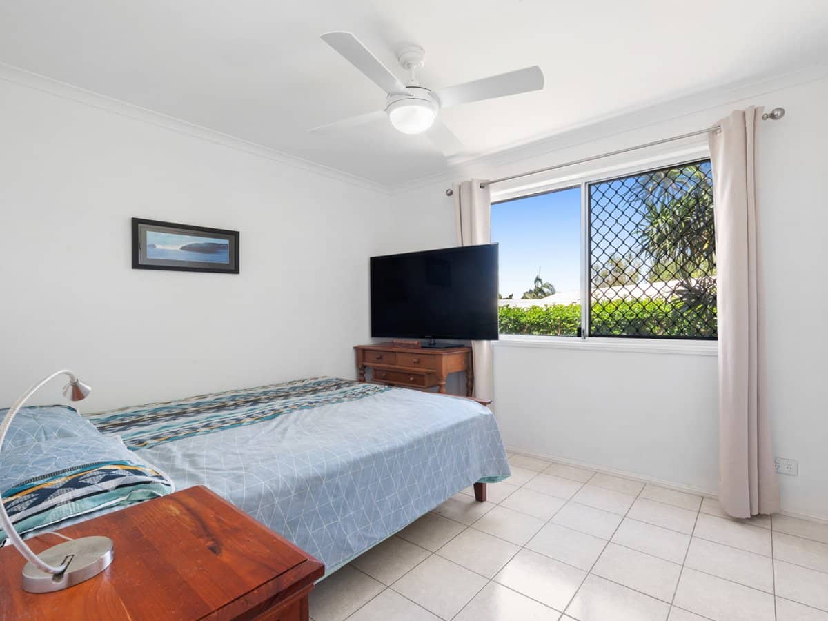 38 Beaconsfield Drive, BURLEIGH WATERS - Thumbnail 14