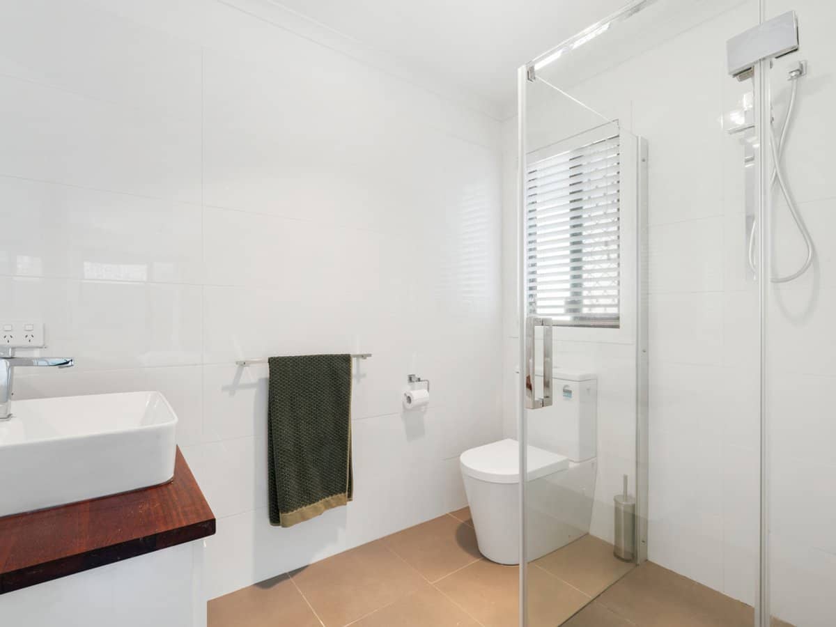 38 Beaconsfield Drive, BURLEIGH WATERS - Thumbnail 20