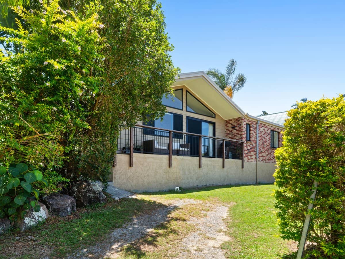 38 Beaconsfield Drive, BURLEIGH WATERS - Thumbnail 24