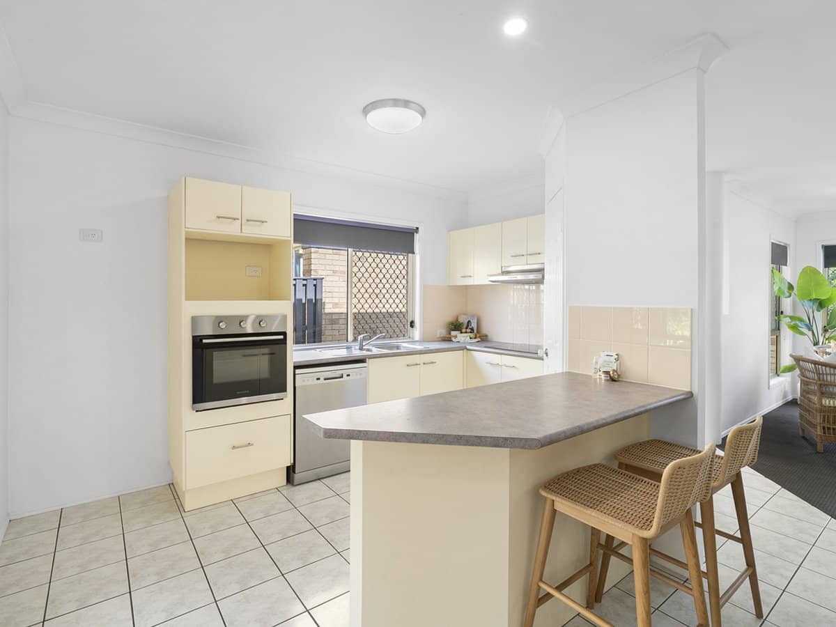 16 Dartmouth Court, VARSITY LAKES - Thumbnail 5