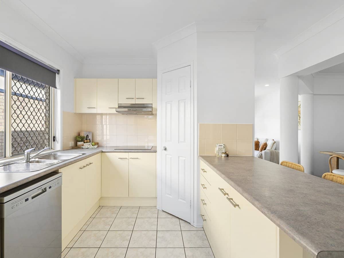 16 Dartmouth Court, VARSITY LAKES - Thumbnail 6