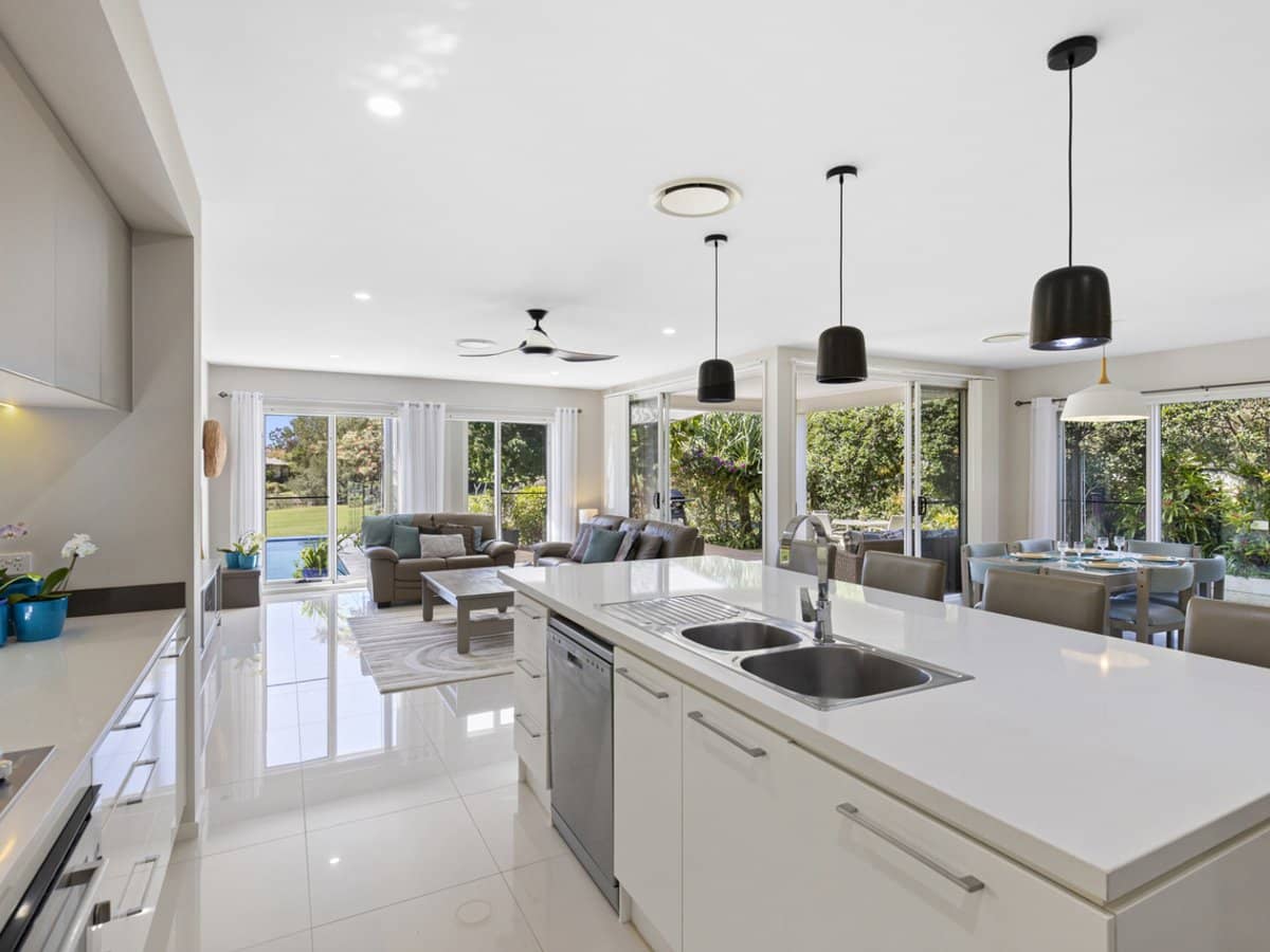 921 Medinah Avenue, ROBINA - Thumbnail 2