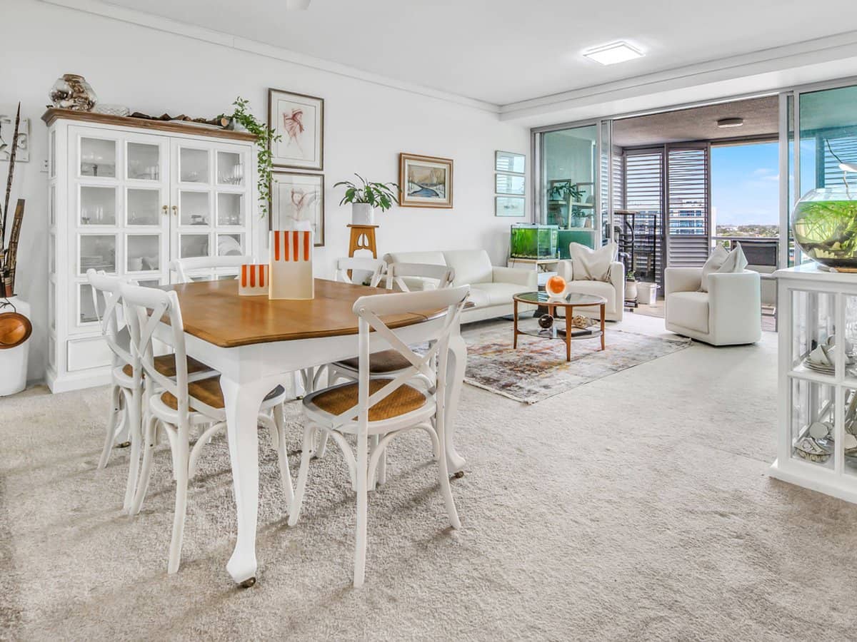 360 Marine Parade, LABRADOR - Thumbnail 1