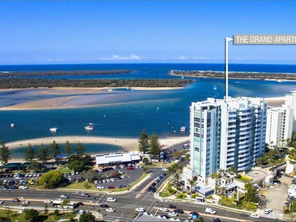 360 Marine Parade, LABRADOR - Thumbnail 2