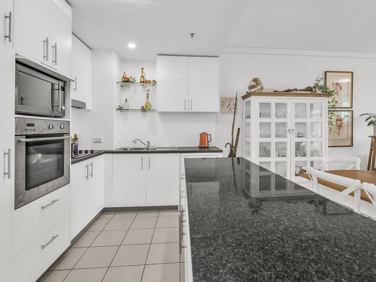 360 Marine Parade, LABRADOR - Thumbnail 4