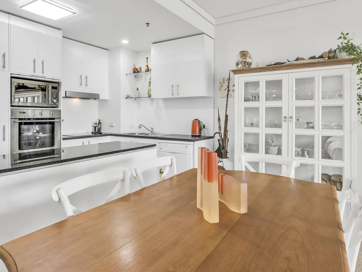 360 Marine Parade, LABRADOR - Thumbnail 5