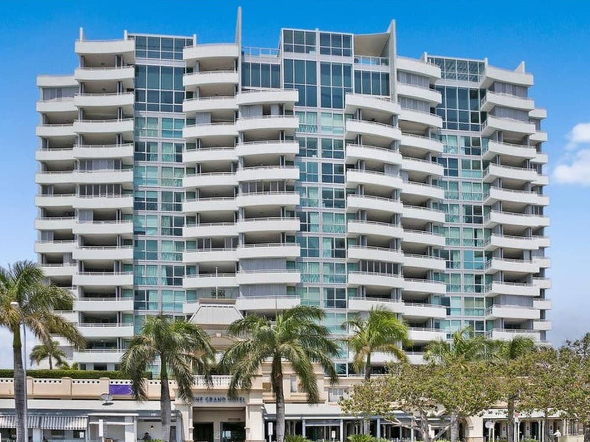 360 Marine Parade, LABRADOR - Thumbnail 23