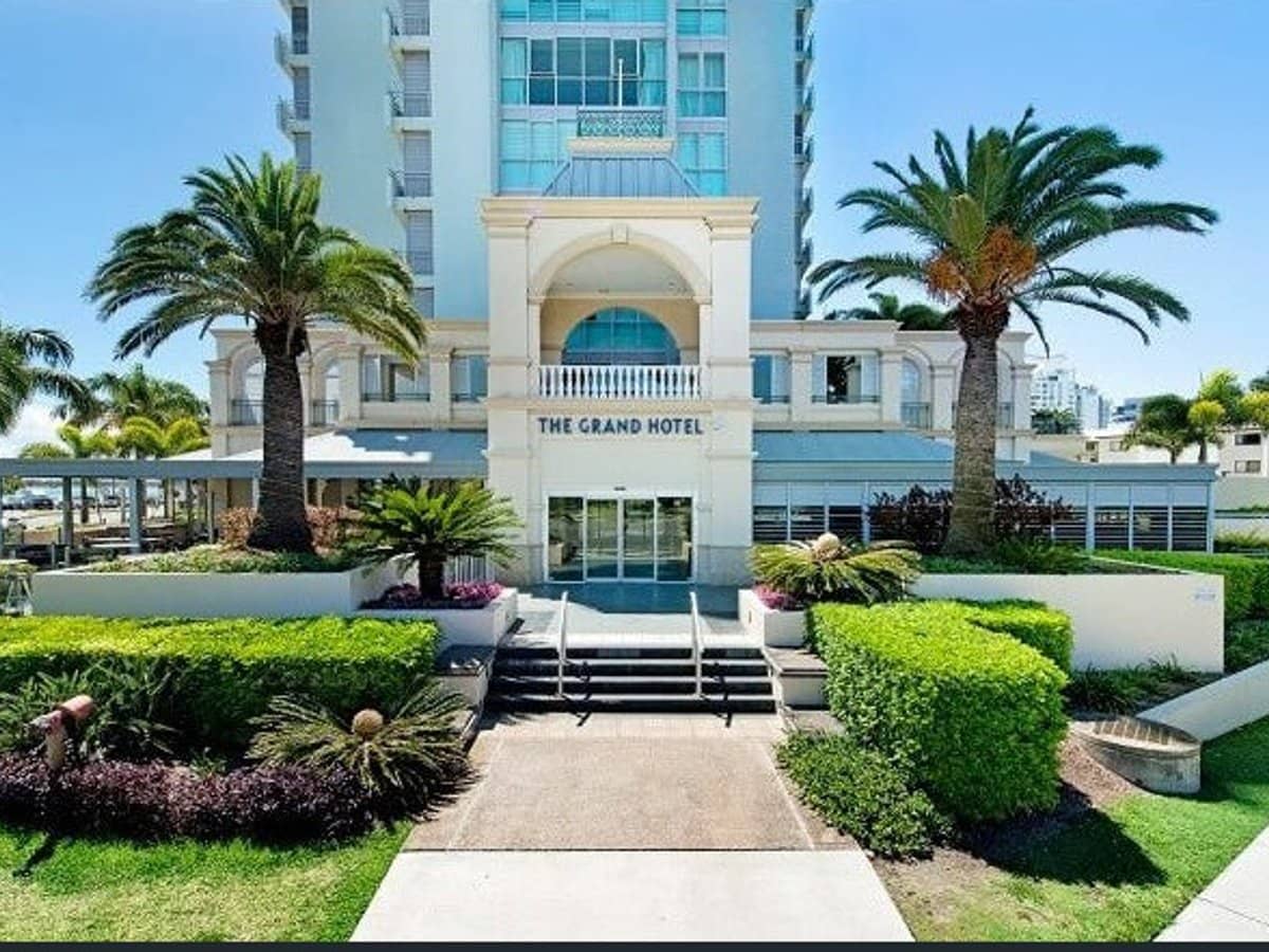 360 Marine Parade, LABRADOR - Thumbnail 25