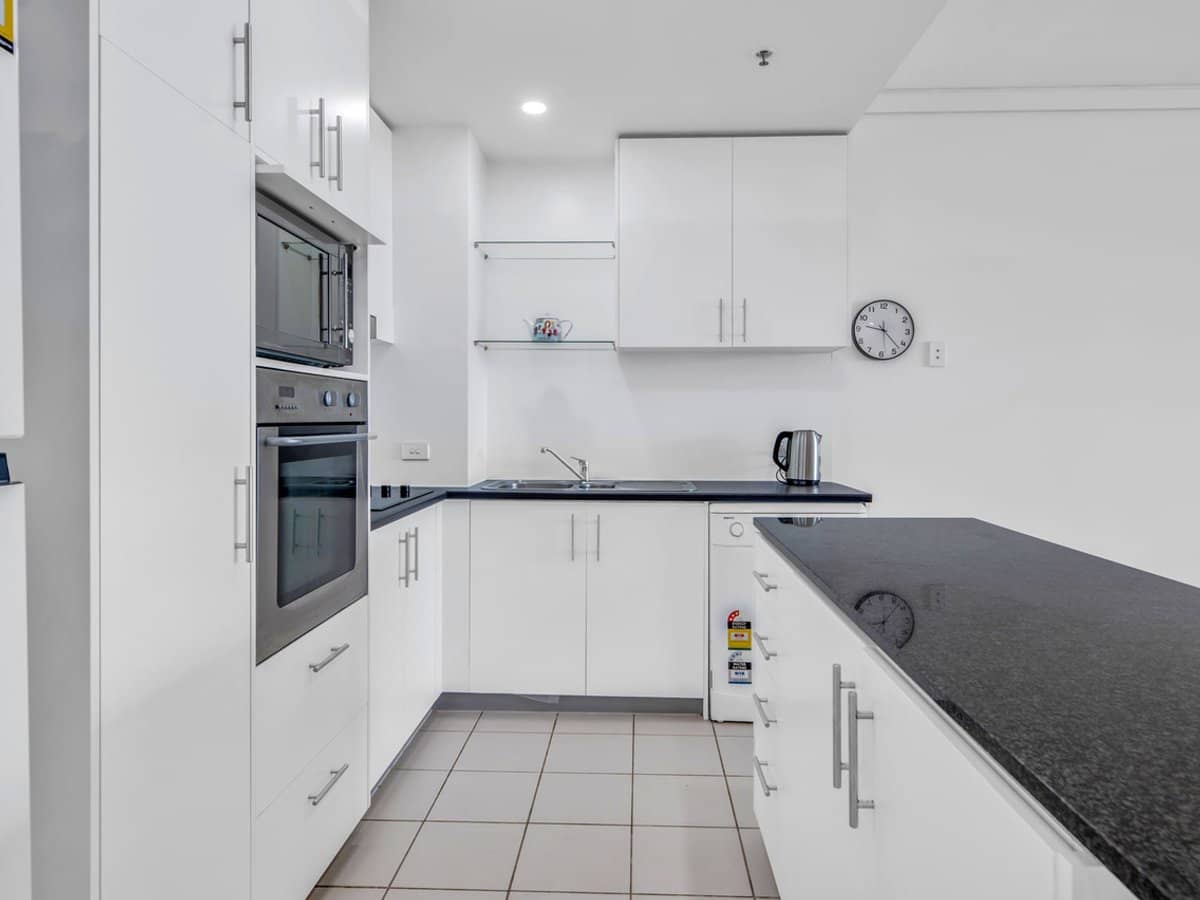 360 Marine Parade, LABRADOR - Thumbnail 3