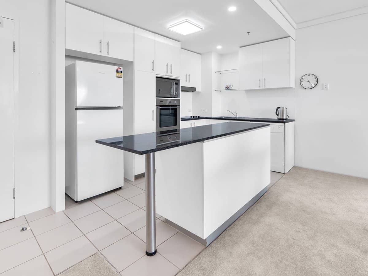 360 Marine Parade, LABRADOR - Thumbnail 4