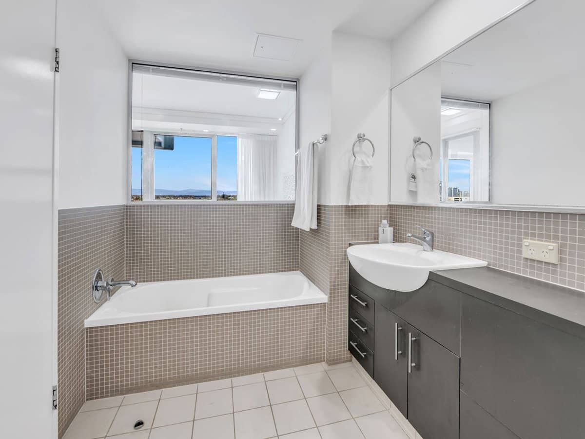 360 Marine Parade, LABRADOR - Thumbnail 14