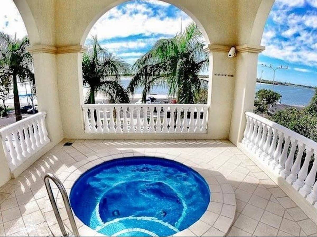 360 Marine Parade, LABRADOR - Thumbnail 19