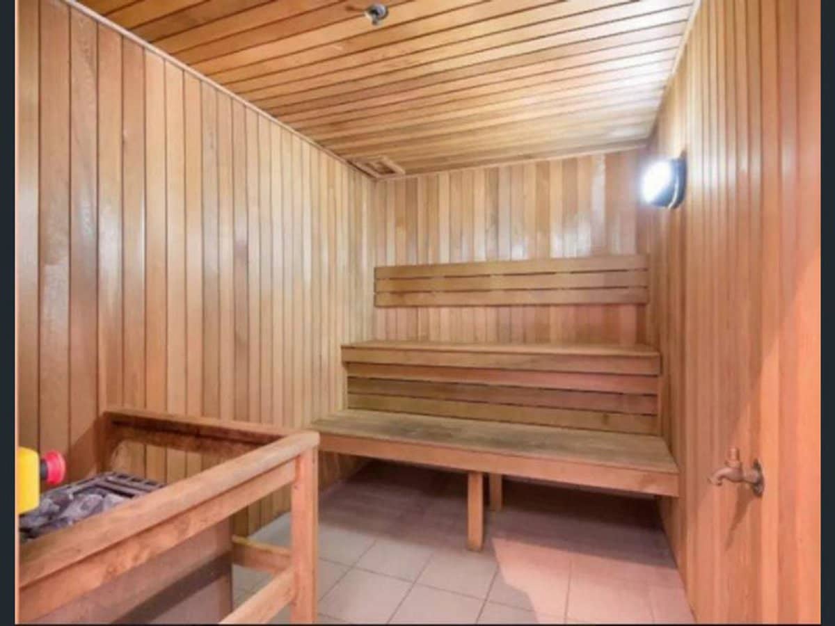 360 Marine Parade, LABRADOR - Thumbnail 20