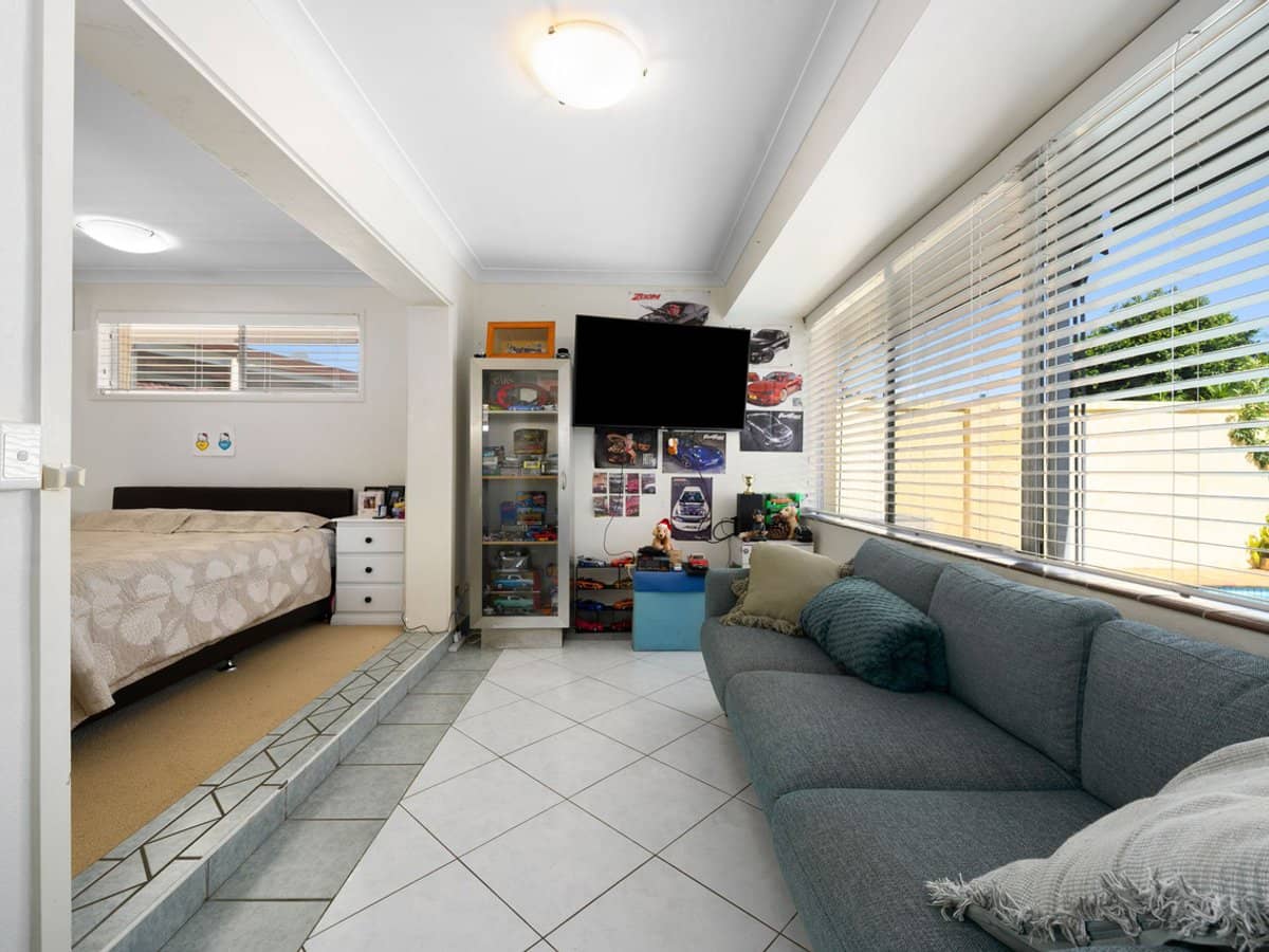 6 Bulolo Avenue, Runaway Bay - Thumbnail 16