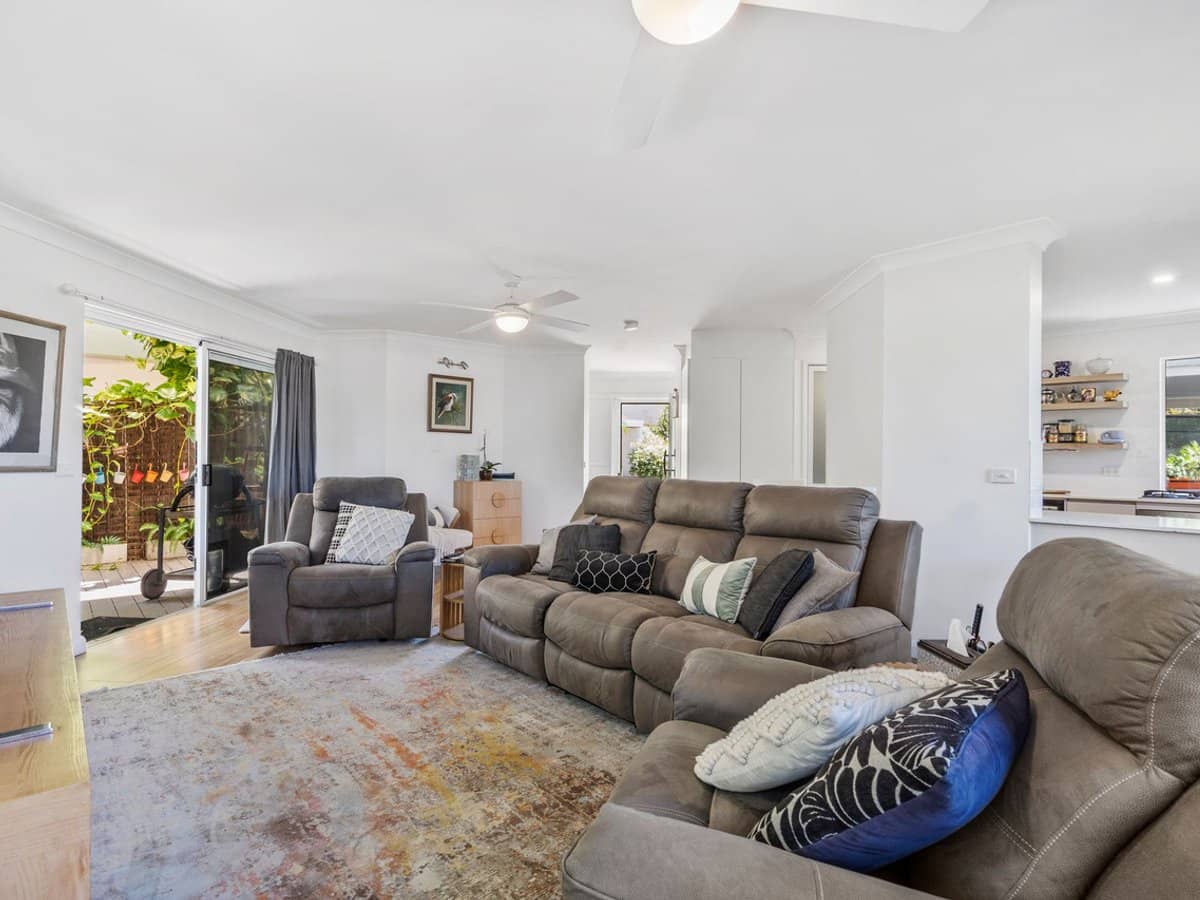 17 Thelma Avenue, BIGGERA WATERS - Thumbnail 4