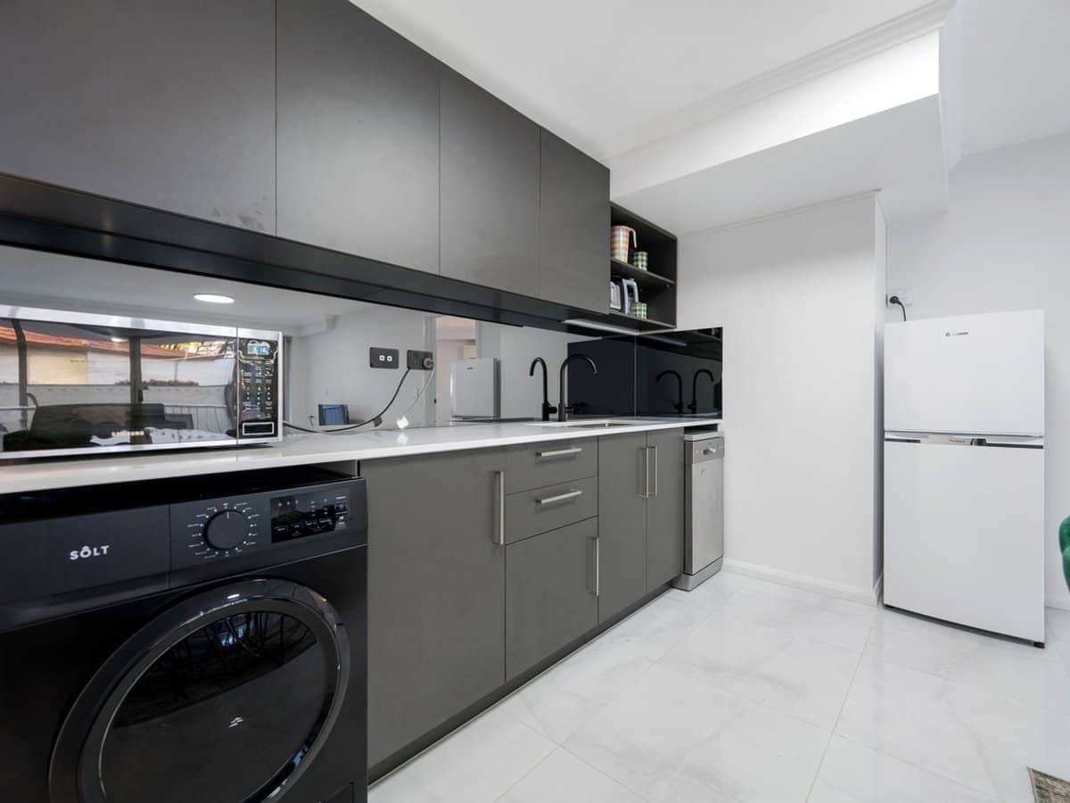 140-144 Ferny Avenue, Surfers Paradise - Thumbnail 4