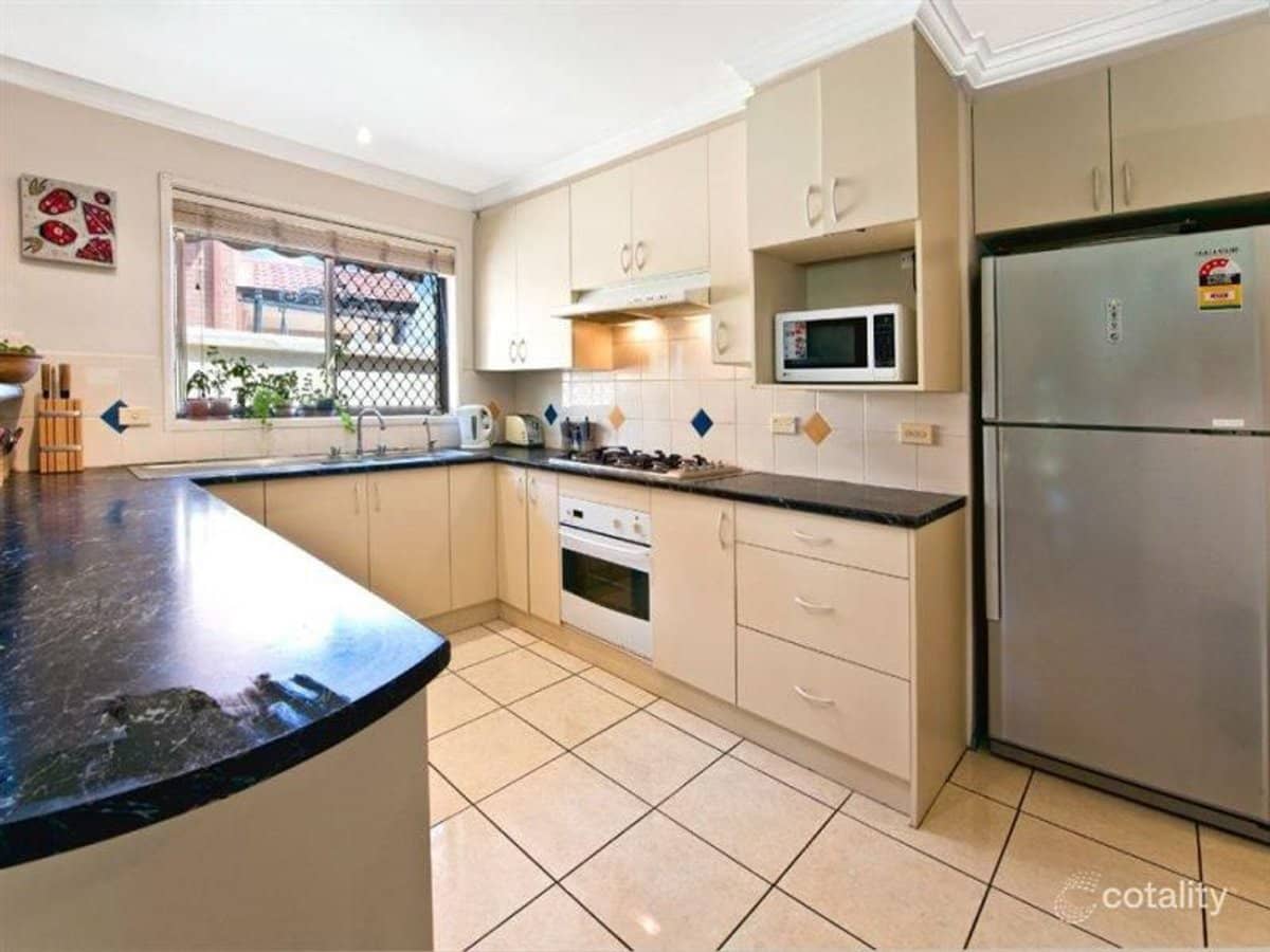 20 Peter Blondell Drive, MERMAID WATERS - Thumbnail 3