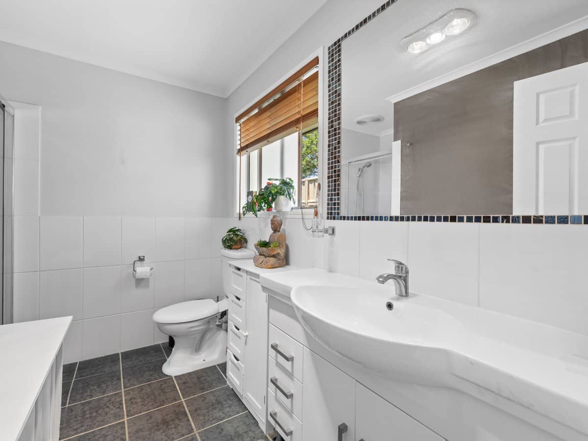 9 Cresthaven Drive, MORAYFIELD - Thumbnail 6