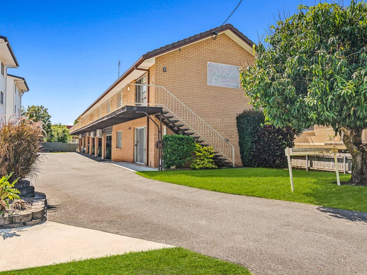 2/70 Mclean Street, COOLANGATTA - Thumbnail 1