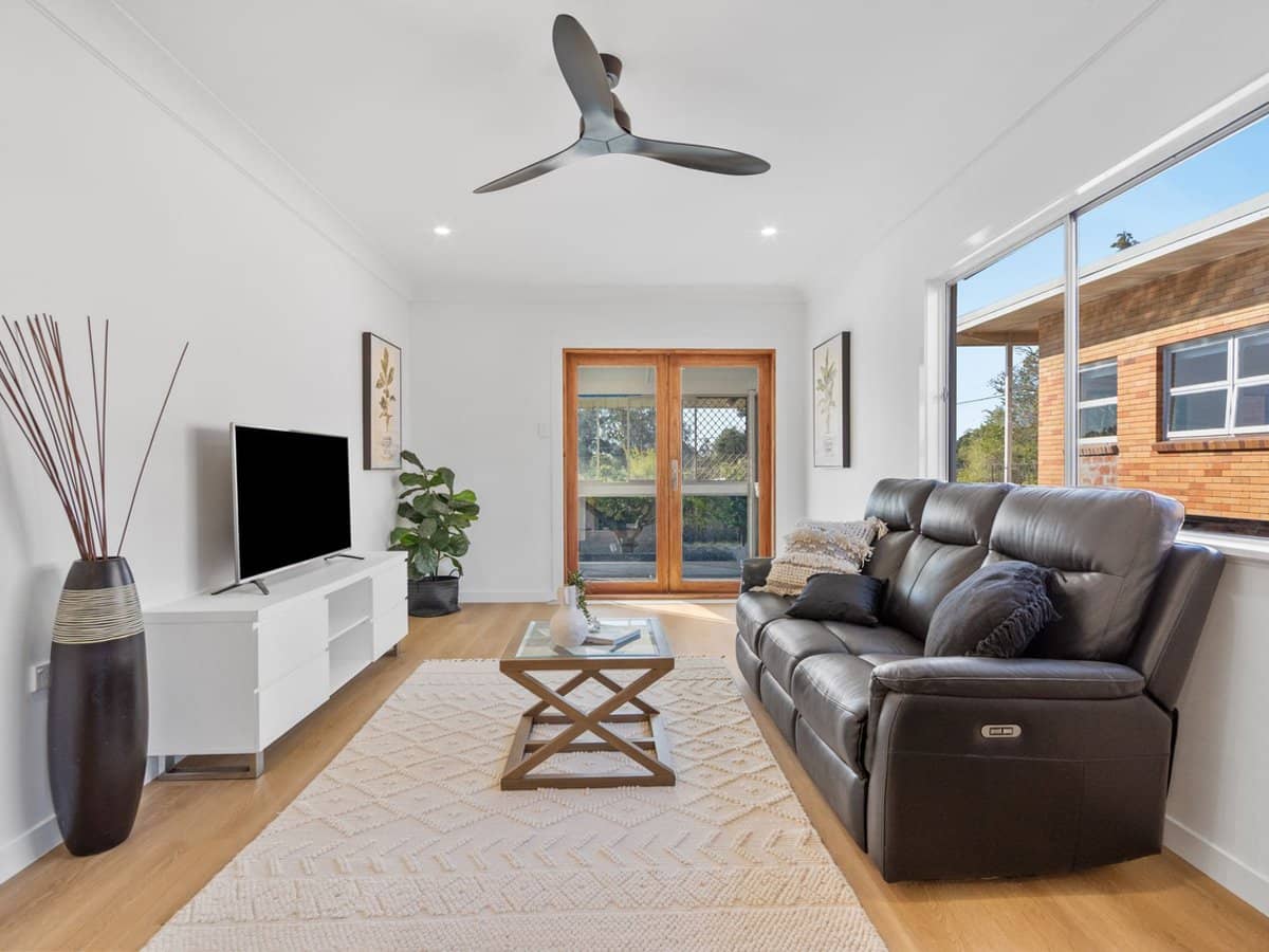 11 Megalong Street, Holland Park West - Thumbnail 1