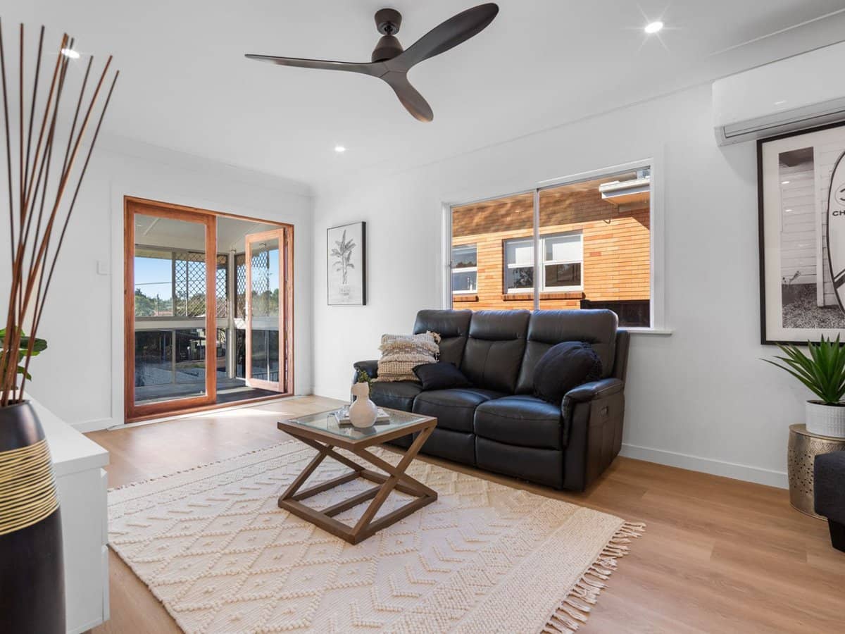 11 Megalong Street, Holland Park West - Thumbnail 2