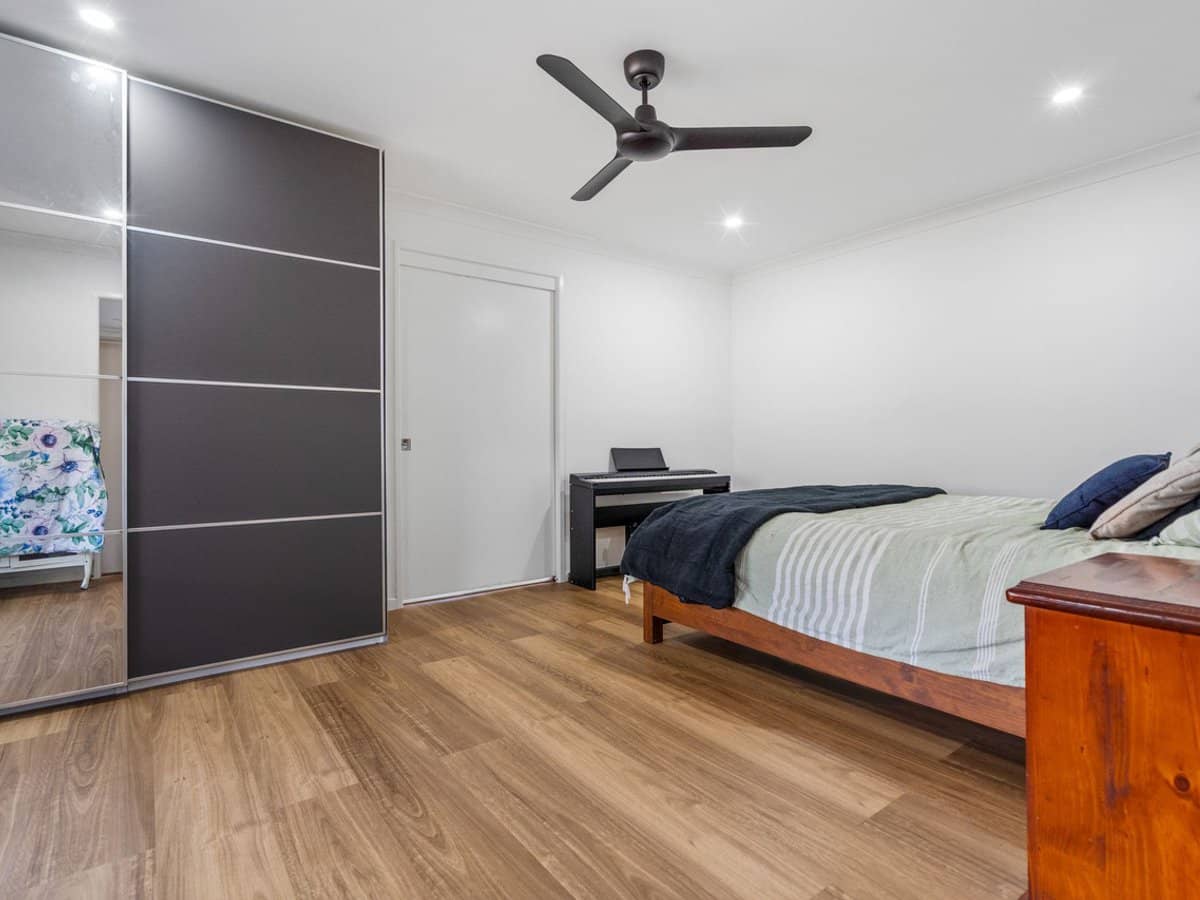 11 Megalong Street, Holland Park West - Thumbnail 18