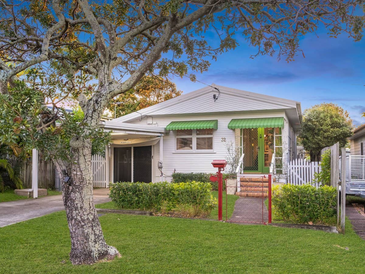 32 Donald Street, WOODY POINT - Thumbnail 1