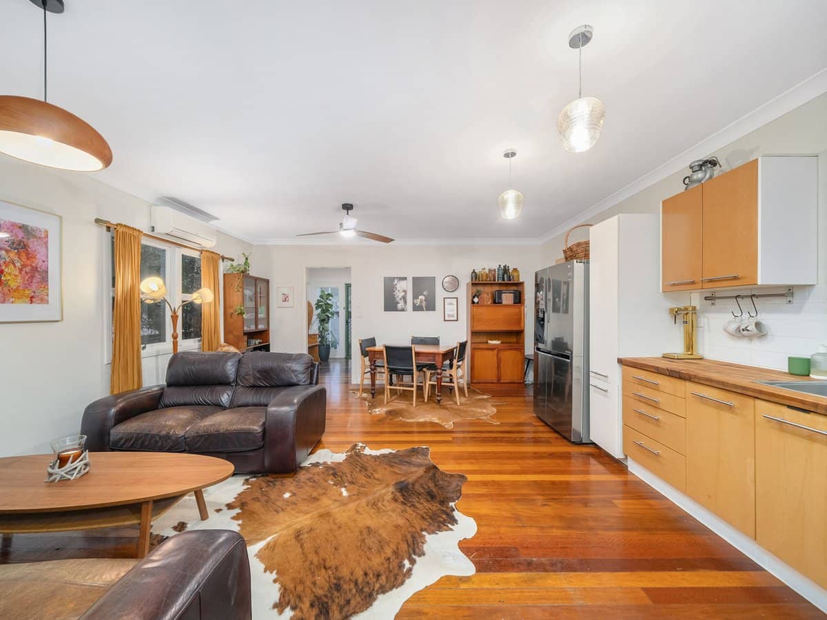 32 Donald Street, WOODY POINT - Thumbnail 2