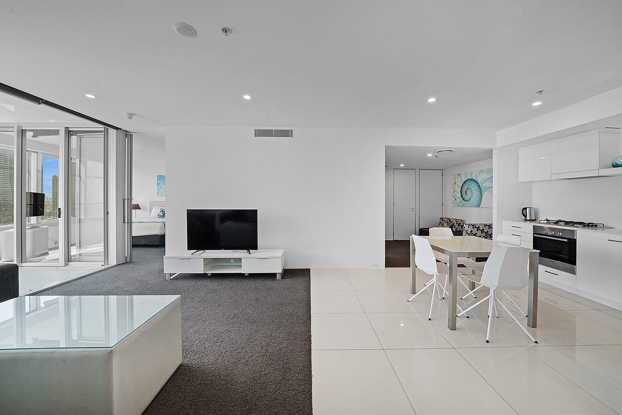 9 Hamilton Avenue, SURFERS PARADISE - Thumbnail 2