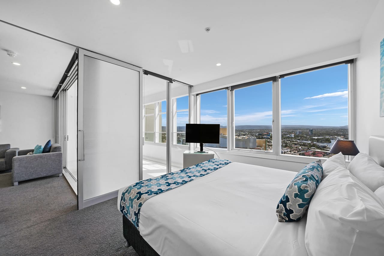 9 Hamilton Avenue, SURFERS PARADISE - Thumbnail 4